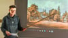 Heiko Mahrenholz zeigt ein Bild vom Rittergut in Bodendorf. Das zweigeschossige Herrenhaus wurde Ende des 17. Jahrhunderts im Barockstil errichtet.