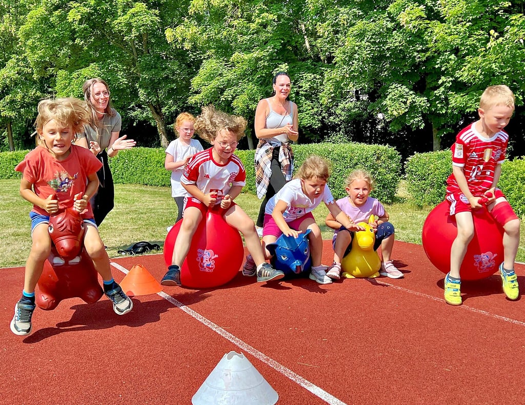 Viel Spaß hatten die „Aderstedter Waldstrolche“ beim großen Kita-Sportfest auch auf der „Hüpfbahn“.