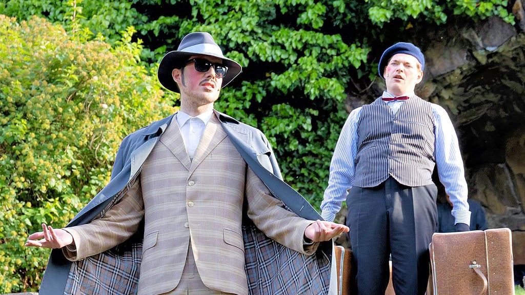 Wörlitz, Insel Stein: Die Komödie „Der Diener zweier Herren“ (Szene mit Edgar Sproß und Jan-Eric Meier) ist am Sonntag um 18 Uhr auf der Insel Stein in Wörlitz zu sehen. Das Anhaltische Theater führt das Goldoni-Stück auf.