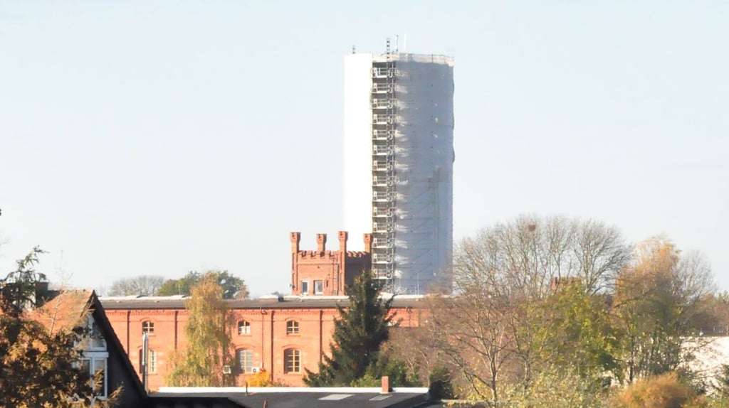 Am Genthiner Wasserturm wird wieder gearbeitet. Die Stadt hofft auf weitere Fördermittel.