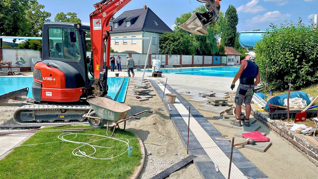 Auf der Ziellinie befinden sich die Bauarbeiten im sanierten Freibad von Schönebeck.