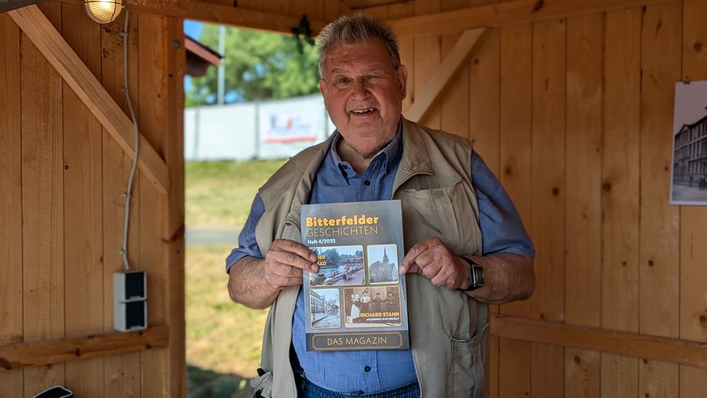 Joachim Gülland, der Vorsitzende des Kultur- und Heimatvereins Bitterfeld ist bereits dabei den Stand seines Vereins zusammen mit der IG Bitterfelder Geschichte auf dem Bitterfelder Hafenfest aufzubauen.