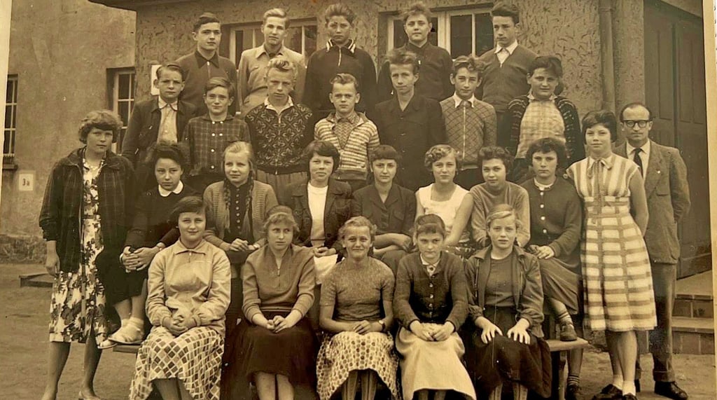 Damals ging die Grundschule bis zur 8. Klasse. Das Foto hat Günter Parakenings in einem Album voller Erinnerungen.