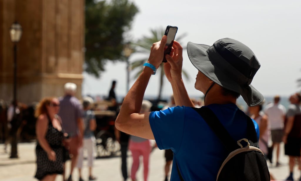 Urlaubsfalle Mobilfunk: Auch ohne Roaminggebühren kann die Handynutzung auf Reisen teuer werden. Wer WLAN-Calls & Co. nicht deaktiviert, zahlt schnell drauf.