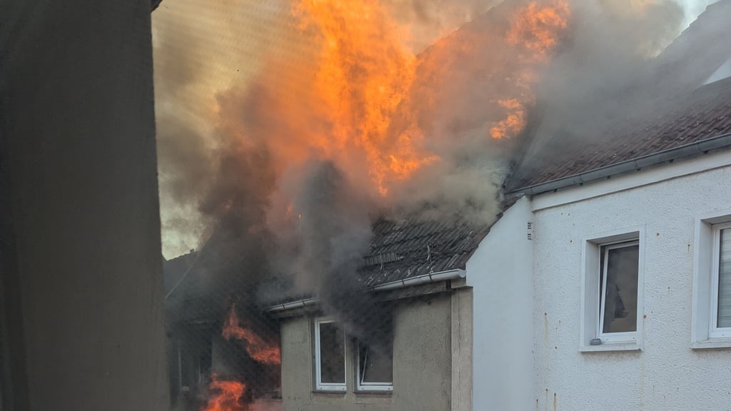 Ein Feuer ist in einem Wohnhaus an der Burgstraße in Haldensleben ausgebrochen. Kurze Zeit später war die Feuerwehr vor Ort.