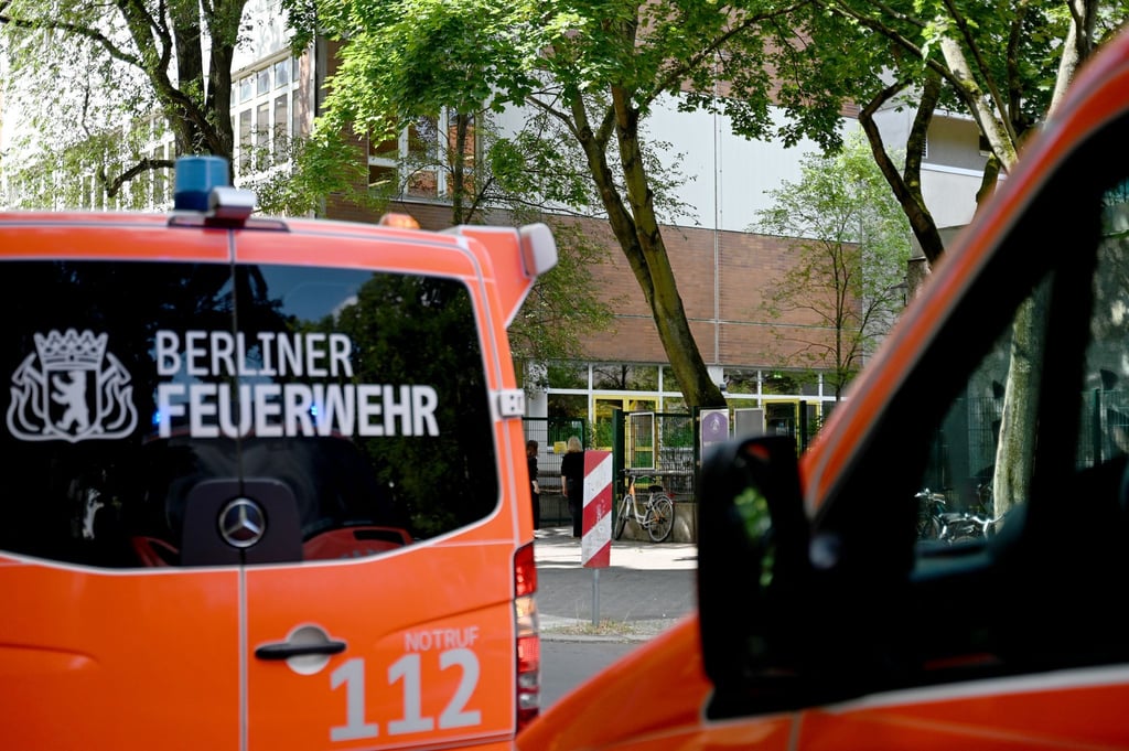 Einsatzfahrzeuge der Feuerwehr vor der Grundschule in Berlin-Moabit. Die Schule musste wegen versprühtem Reizgas geräumt werden.