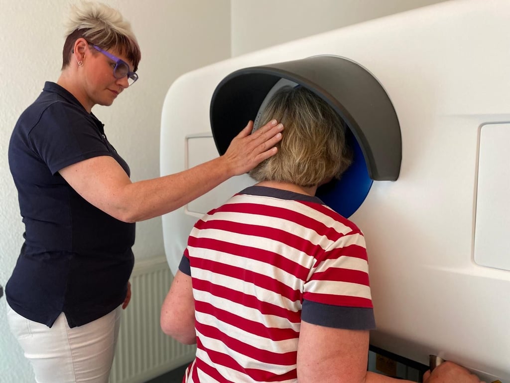 Neues Modell der Augenarzt-Versorgung in Zörbig: Oprikerin Susanne Augstein (li.) mit Patientin Birgit Pfeiffer