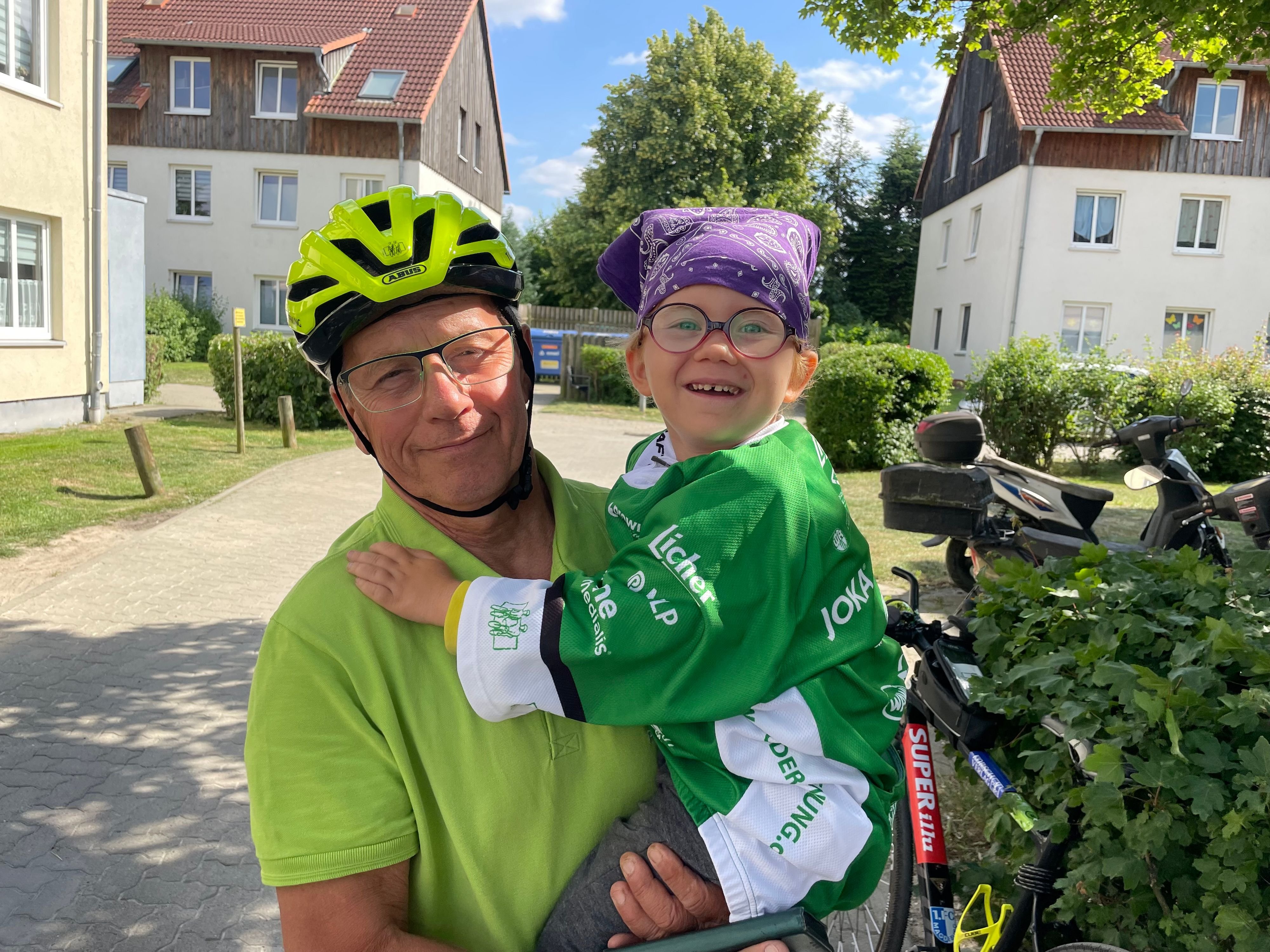 Auf Fahrrad quer durch Deutschland: Halbzeit für Harzer auf Mega-Spendentour: Bewegende Begegnung mit schwerkranker Lina
