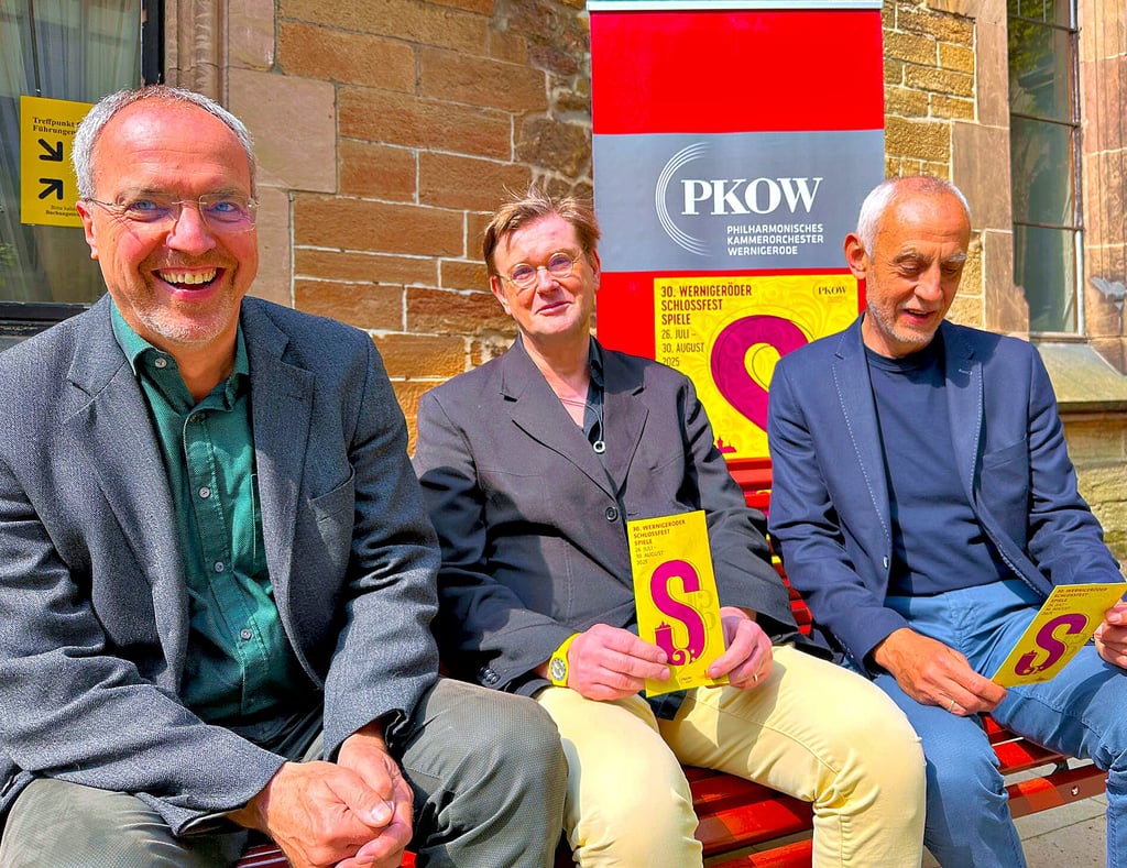 Trio mit musikalischem Programm der 30. Schlossfestspiele (von links): Christian Fitzner, künstlerischer Leiter des Wernigeröder Orchesters, Christian Juranek, Geschäftsführer des Schlosses, Roland Töricht, Förderverein des Kammerorchesters.