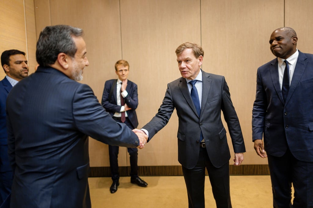 Der deutsche Außenminister Johann Wadephul begrüßt in Genf seinen iranischen Amtskollegen Abbas Araghtschi.