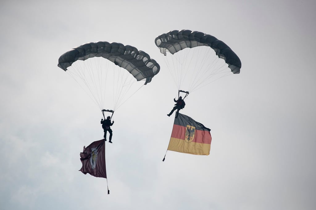Zur Eröffnung des Tages der Bundeswehr in Delitzsch landen die Fallschirmjäger mit einem Flaggensprung.