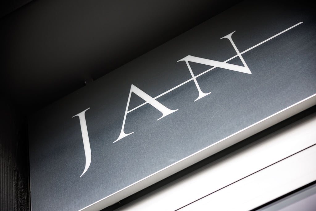 Schriftzug vom Restaurant „Jan“ in München. (Archivbild)