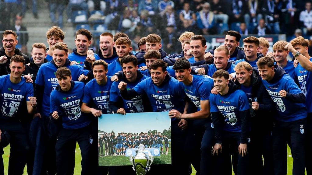 Die Spieler vom 1. FC Magdeburg II feiern die errungene Oberliga-Meisterschaft.