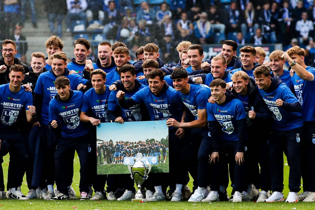 Die Spieler vom 1. FC Magdeburg II feiern die errungene Oberliga-Meisterschaft.