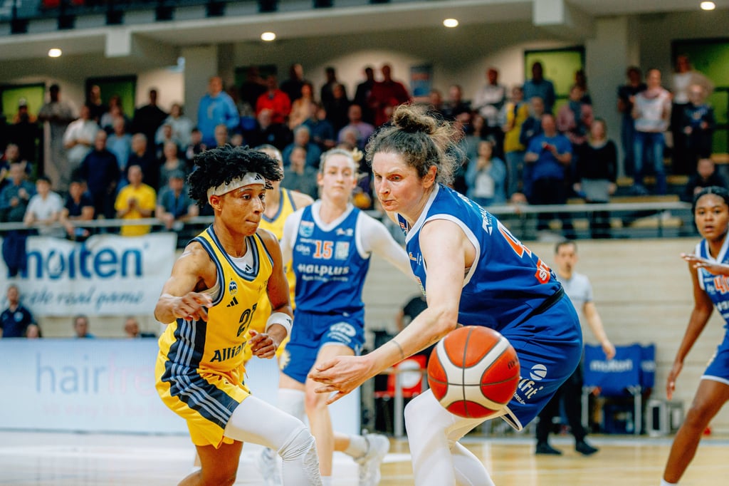 MBC-Nationalspielerin Romy Bär (r.) wird sich in der kommenden Saison dreimal mit Deeshyra Thomas von Alba Berlin messen.