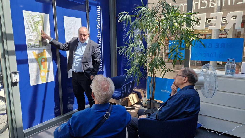Anhand von Karten, die auch weiterhin im Gläsernen Büro im Hauptbahnhof hängen, erläuterte der Beigeordnete René Rebenstorf die Umbaupläne für den Riebeckplatz.