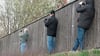 An Unfallstellen mit dem Handy draufhalten und filmen - ein Ärgernis für die Retter. (Symbolbild)