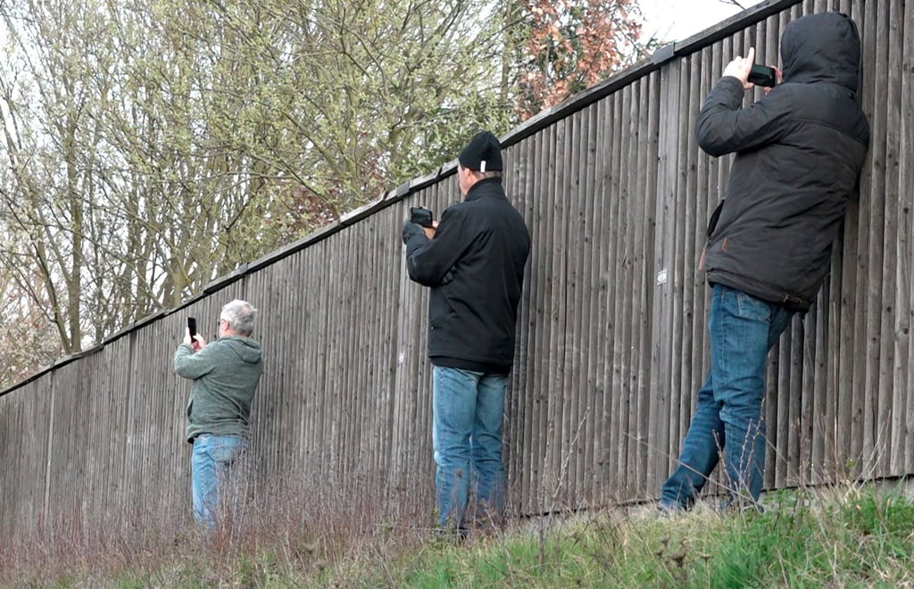 An Unfallstellen mit dem Handy draufhalten und filmen - ein Ärgernis für die Retter. (Symbolbild)