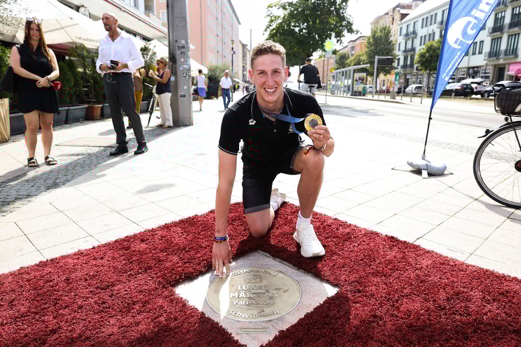 Auf dem Sports Walk of Fame hat SCM-Schwimmer Lukas Märtens im September 2024 schon eine Granit-Bronze-Platte erhalten. Nun wird er auch noch Ehrenbotschafter der Stadt.