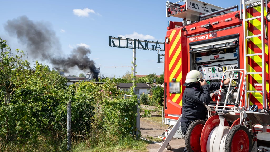 Insgesamt neun Einsatzfahrzeuge der Feuerwehr sind vor Ort gewesen.