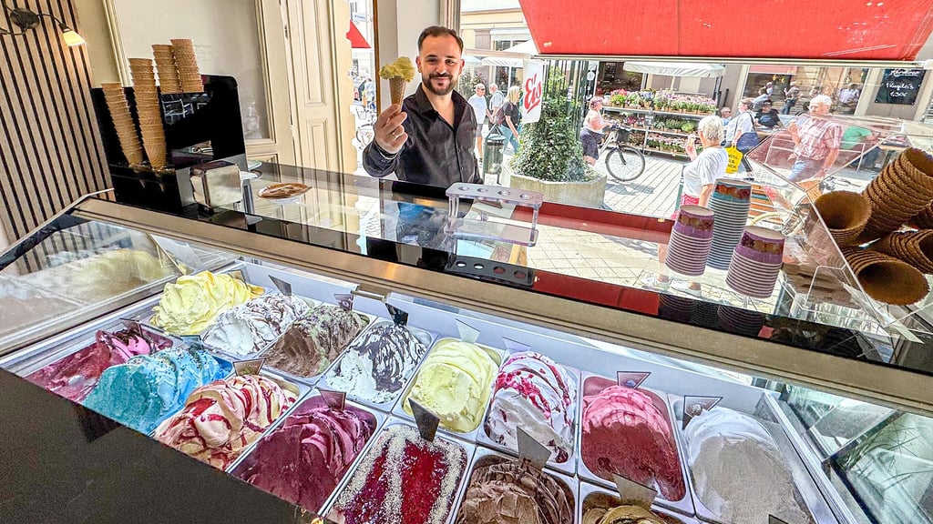 Vor wenigen Tagen öffnete in der Fußgängerzone in Stendal die zum Restaurant „Marco Polo“ gehörende Eisdiele. Gastronom Lilo Asmir Osmani bietet seinen Gästen jeden Tag 16 verschiedene Geschmackssorten an.