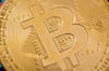 Ihre Aufgabe war es, Erlöse aus Verkäufen in Bitcoin umzuwandeln.