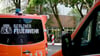 Einsatzfahrzeuge der Feuerwehr vor der Grundschule in Berlin-Moabit. Die Schule musste wegen versprühtem Reizgas geräumt werden.