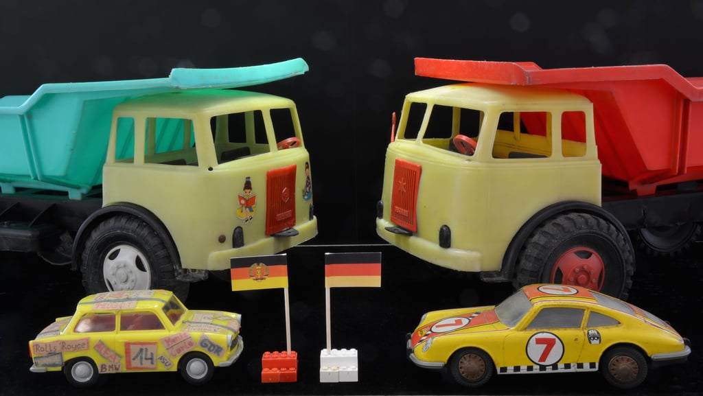 Sonderausstellung „Deutsch-deutsche Spielzeugwelten“ im Museum Petersberg zeigt kulturhistorische Kinderspielzeuge.