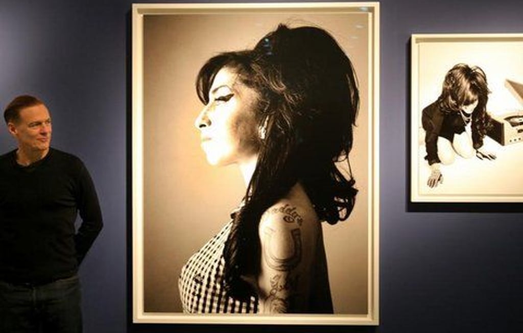 Bryan Adams mit einem Bild der