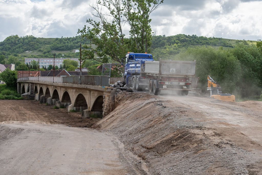 Die Arbeiten für den Neubau der Unstrutbrücke in Karsorf sind seit Ostern im Gange. Im Juli startet der Abriss des Bauwerks, wofür aus Sicherheitsgründen auch die Unstrut voll gesperrt wird.