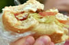Um pünktlich am Schulbus zu sein, verzichtet diese Elfklässlerin auf die Zubereitung von Schulbroten und kauft in der Cafeteria Snacks.