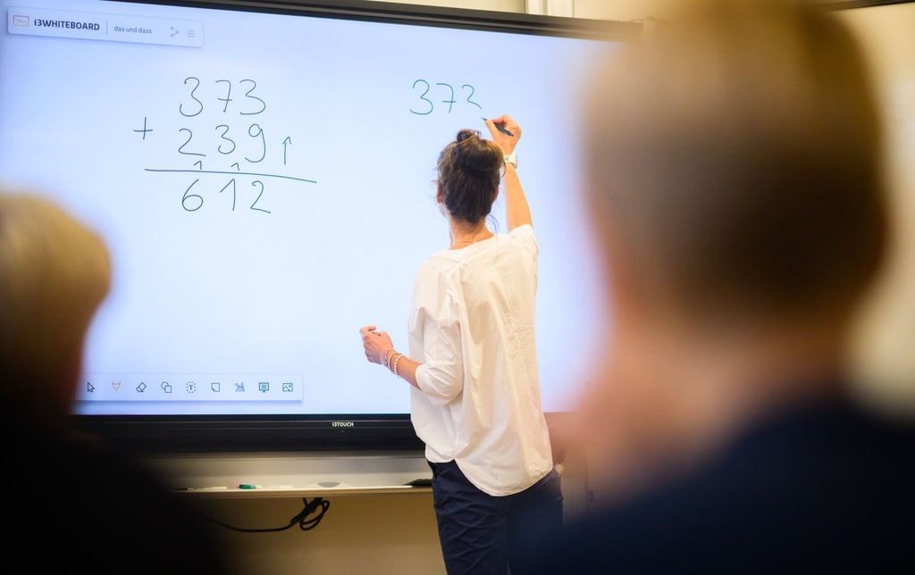 Kreide ist passé: In Hannovers Schulen wird oft auf Whiteboards geschrieben. (Archivbild)