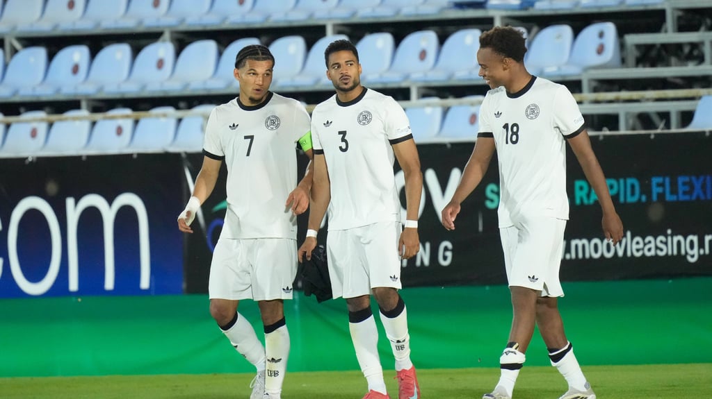 Die deutsche U19-Auswahl (r., Assan Ouedraogo) hat bei der EM das Halbfinale erreicht.