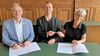Tangermündes Bürgermeister Steffen Schilm (links) und Dorotty Szalma haben im Beisein von Stendals Oberbürgermeister Bastian Sieler den Kooperationsvertrag für das Open-Air-Theater in Tangermünde unterschrieben.