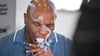 Box-Ikone und Cannabis-Unternehmer Mike Tyson raucht an einem Stand der Cannabis-Messe Mary Jane einen Joint.