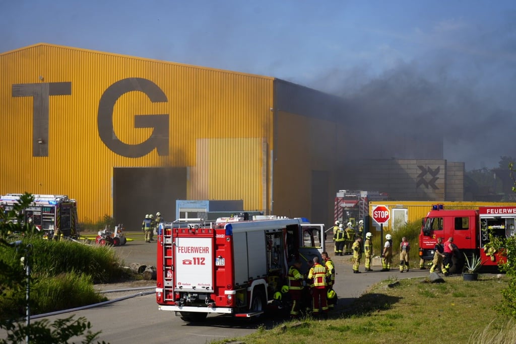 Es brennt in der Halle im Gewerbepark in Sandersdorf.
