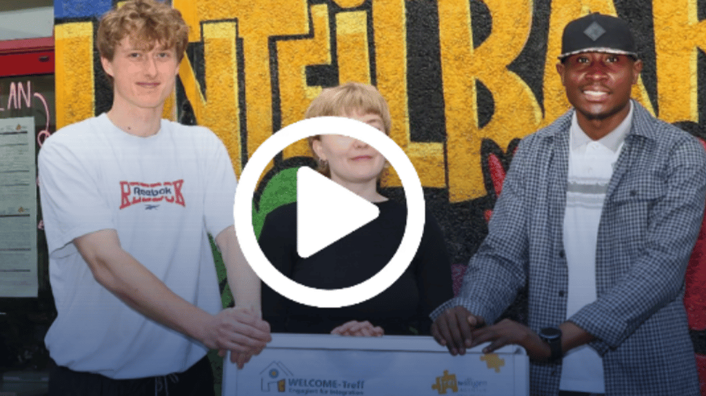 Engagiert im Welcome-Treff in Halle: Nils Sieker, Ruth Bitter und Therry Djam Kollo (von links)