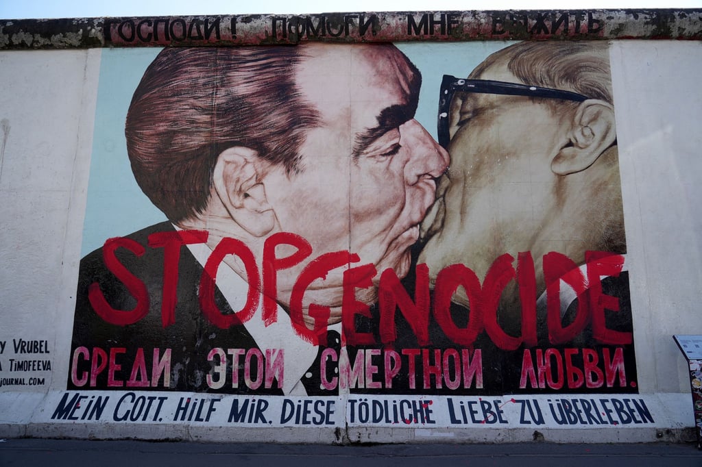 Das Mauerbild „Bruderkuss“ gehört zu den bekanntesten Motiven an der East-Side-Gallery in Berlin-Friedrichshain.