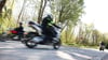Auf einem Motorrad ist ein Mann im Ammerland gleich zwei Streifwagen entkommen. (Symbolbild)