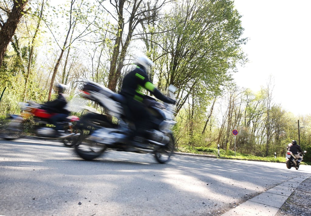 Auf einem Motorrad ist ein Mann im Ammerland gleich zwei Streifwagen entkommen. (Symbolbild)