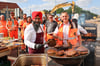 Buphinder Singh, oder besser bekannt als Singh Laly, vom "Das Elb" in Magdeburg grillt mit Tilo Schröter, Chef der Firma Kafril, die die Ringbaustelle am Damaschkeplatz abgerissen hat, auf der Baustelle.