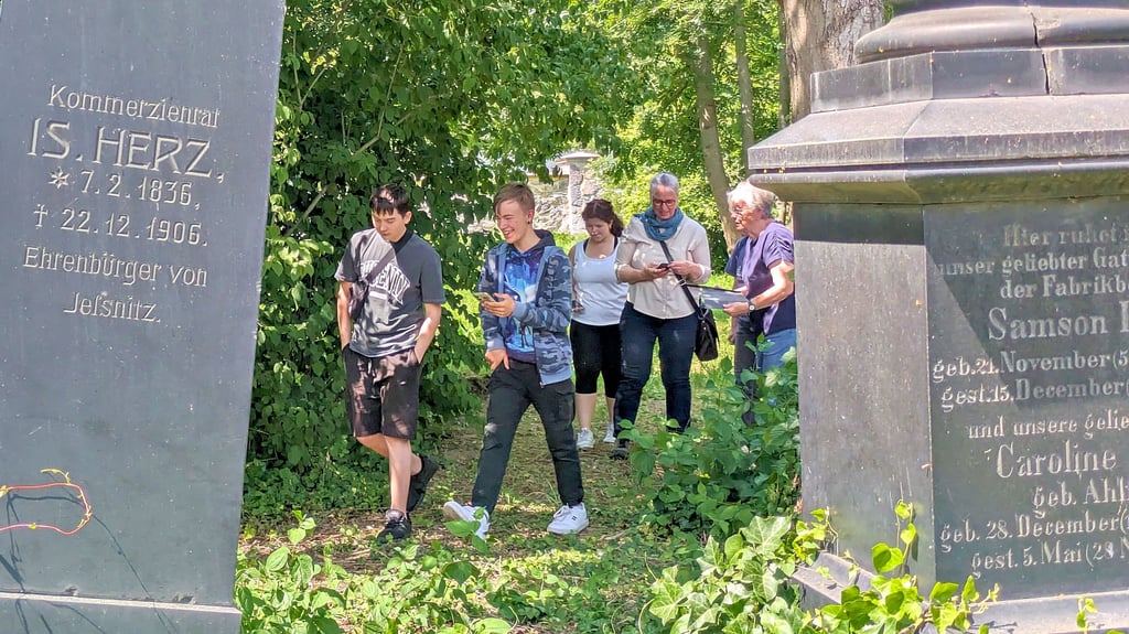 An der denkmalgeschützten Grabstätte der Famile Herz begann die Jagd nach neuem Wissen und den Punkten.