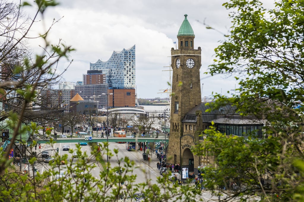 Hamburg kann aus Magdeburg, Halle (Saale), Weißenfels, Zeitz und Merseburg mit dem Flixbus erreicht werden.
