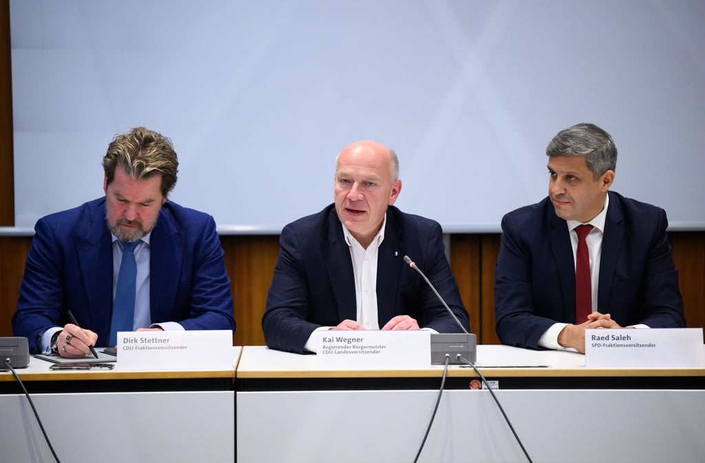 Die schwarz-rote Koalition mit dem CDU-Vorsitzenden Dirk Stettner, dem Regierenden Bürgermeister Kai Wegner und SPD-Fraktionschef Raed Saleh kommt am Wochenende zu ihrer Klausur zusammen. (Archivfoto)