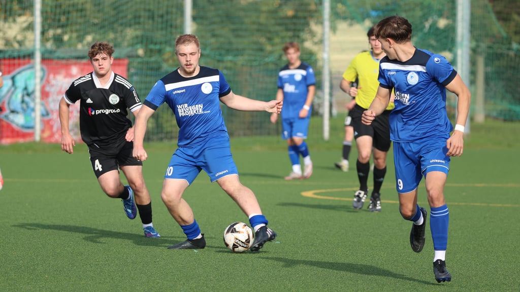 Kaum zu stoppen: Fortunas Lukas Radomski (am Ball) und Oskar Zopf (rechts) stehen zusammen bei 75 Saisontoren.