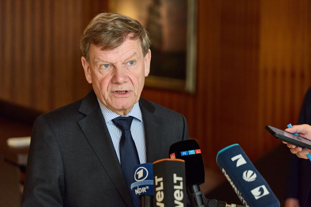 Außenminister Johann Wadephul (CDU) formulierte schon vor dem Abflug nach Genf am Rande eines Termins in Kiel einen Forderungskatalog an den Iran.