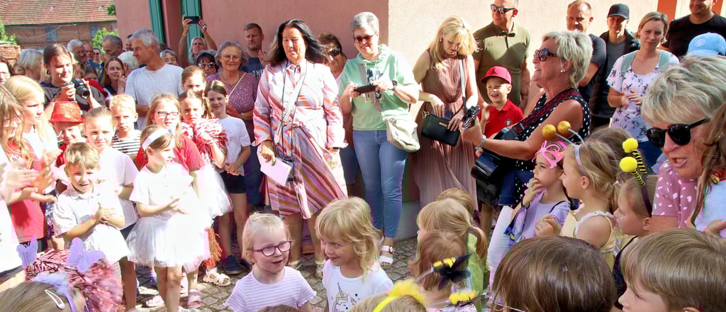Die Kinder der Kindertagesstätte umrahmen die offizielle Eröffnung mit einem Programm am Infopunkt des Dorfes.