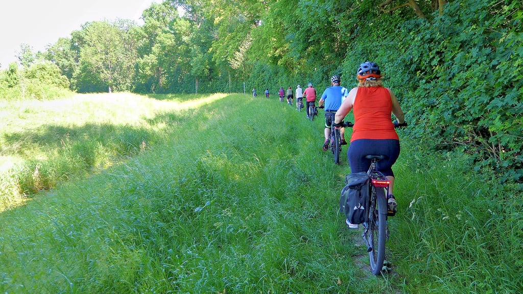 Die etwa 20 Kilometer lange Abschlusstour der Aktion Stadtradeln 2025 führte vom Benneckeschen Hof über Neundorf und Güsten bis nach Rathmannsdorf.