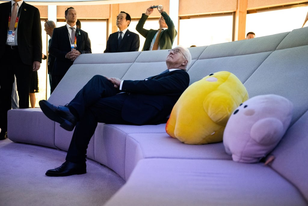 Der Bundespräsident lässt den Deutschen Pavillon auf sich wirken.