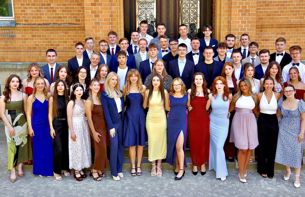 Insgesamt 52 Schüler haben am Carolinum ihre Abiturzeugnisse erhalten.